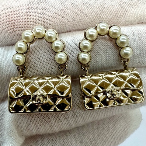 CHANEL 珍珠菱格紋翻蓋包造型耳針耳環 金色  B22V
