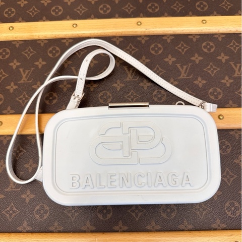 Balenciaga/巴黎世家 Box/box/方盒 純白橡膠壓標橫款相機斜挎包