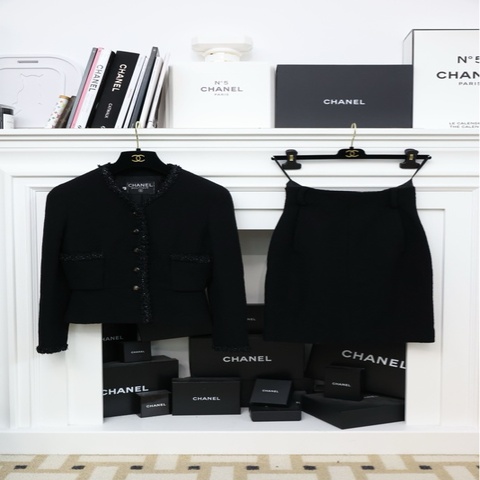 Chanel黑金扣亮片滚边两口袋外套半裙套装