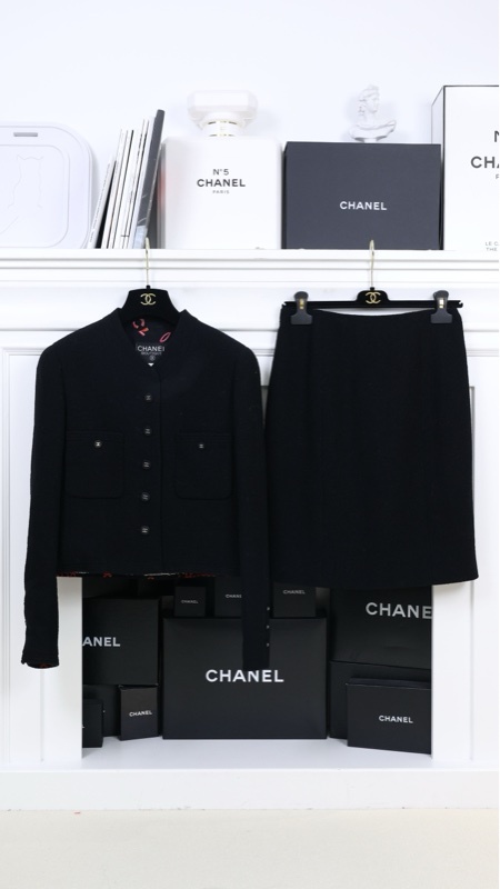Chanel 96年黑色羊毛立领字母内衬上衣半裙套装