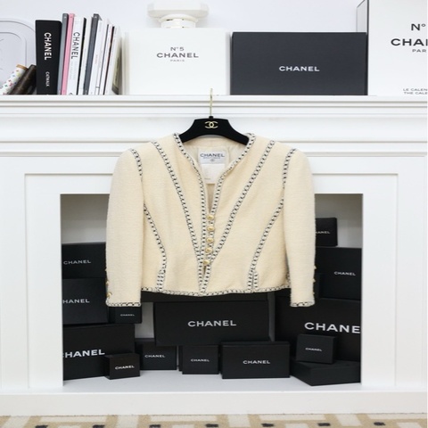 Chanel 93年刘嘉玲同款米白色羊毛黑色滚线金扣V领外套