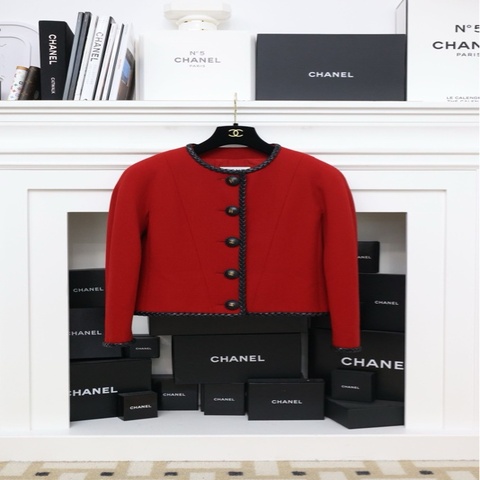 Chanel 92年秋冬红黑皮扣滚边圆领外套