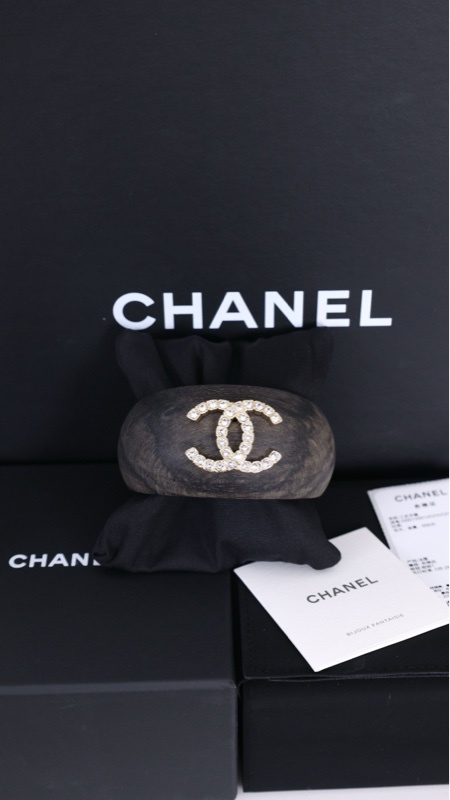 Chanel23a高级手工坊达喀尔系列胡桃木cc手镯