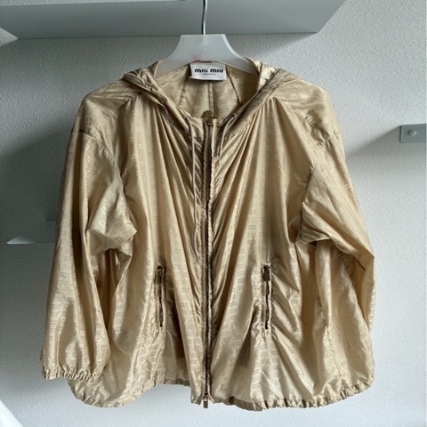 miumiu 沙宗色滿版logo外套🧥38