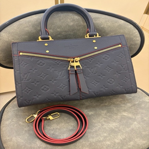 LV 深藍色全皮壓花Sully 成色很好。
