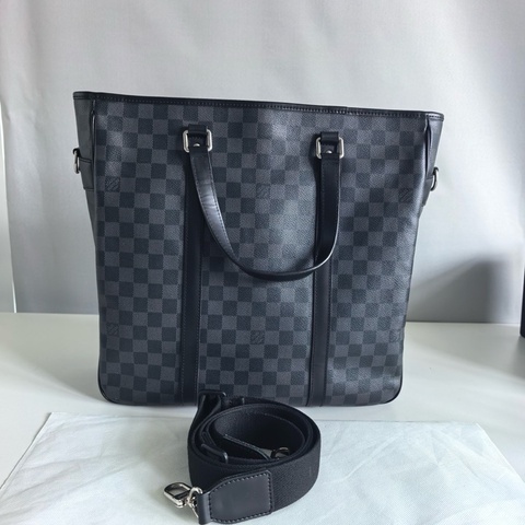 Louis Vuitton 路易威登Tadao 黑灰棋盤格帆布男士公文包手提單肩斜挎包 98新 黑色Damier Graphite配色 銀色五金 有肩帶 手提斜挎單肩 尺寸：37×11×36cm
