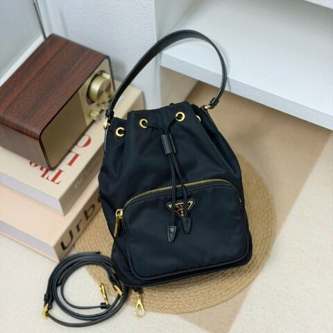 （稀有補貨🫶🏻🫶🏻）🏷️Prada 普拉達．Duet Re-Nylon 小水桶