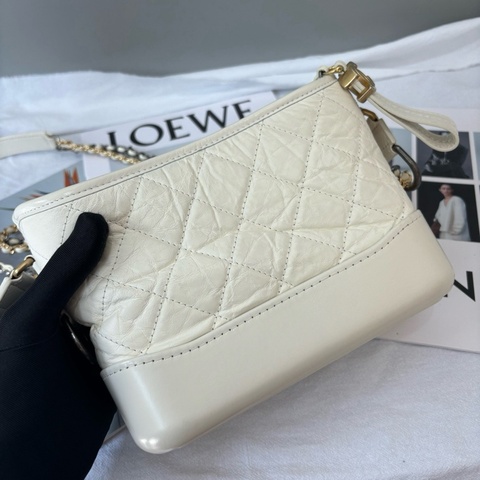 CHANEL 香奈兒 白色小號流浪包 尺寸:20/8/15cm，鐳射26開，附件:塵袋