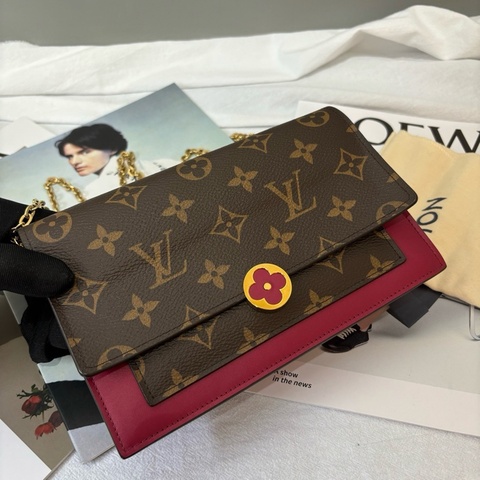 Louis Vuitton 路易威登flore系列玫紅色老花woc鏈條包，小花扣肩背斜挎包，尺寸:19/4/13c