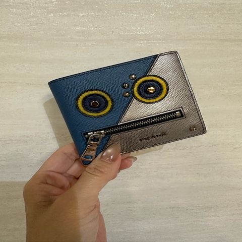 Prada 銀藍色防刮牛皮機器人銀釦對開4卡短夾2MO738