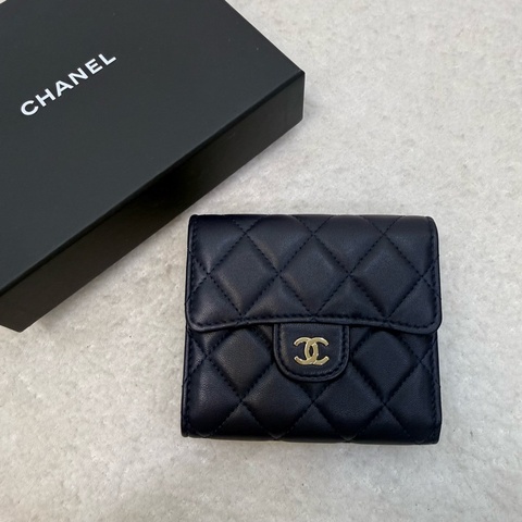 Chanel深藍淡金釦小羊皮三折短夾