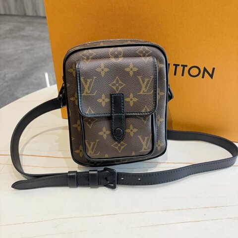 LV M69404 Christopher 斜背隨身包