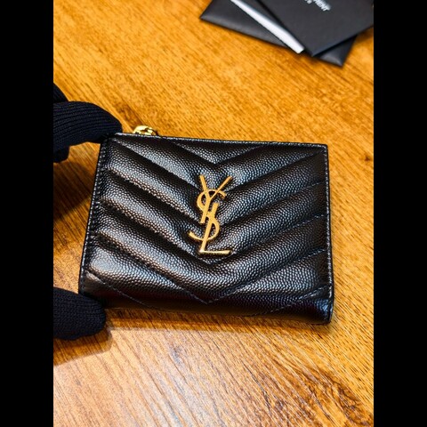 YSL -Monogram經典粒面壓紋皮革對摺錢包(
黑色金Logo)