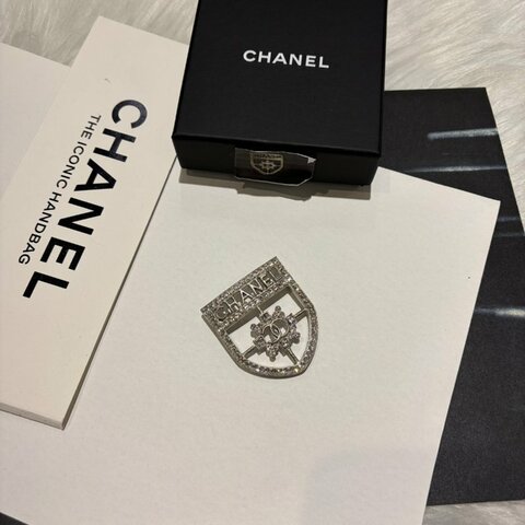 CHANEL 水鑽盾牌胸針