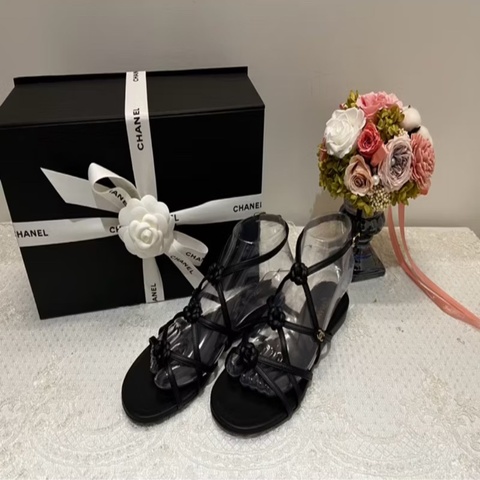 CHANEL 香奈兒《全新》山茶花黑色平底涼鞋 36號｜經典CC Logo｜專櫃全配｜台灣購證