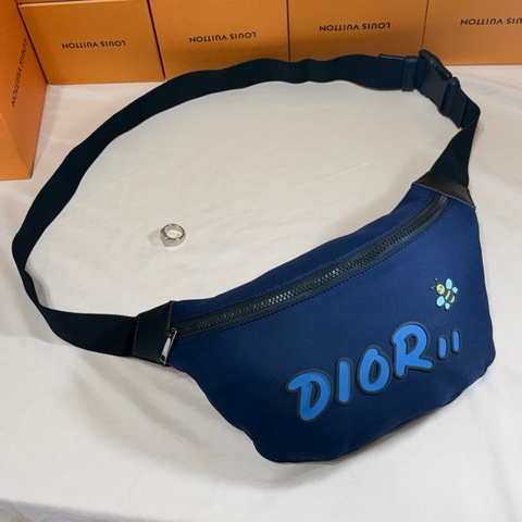 ✨夢幻聯名 Dior 迪奧x KAWS 聯名款 蜜蜂深藍尼龍大logo腰包/胸包