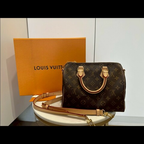 LV speedy 25 芯片款
98新，附背帶、附防塵袋、盒子、新光三越專櫃購證、鎖頭鑰匙
