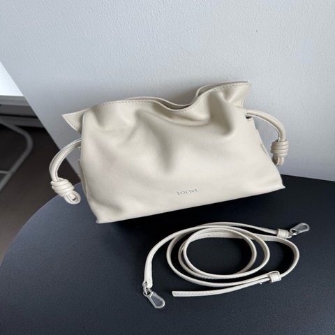 loewe羅意威mini福袋，奶油白，新款字母標，原始好成色，99新。。