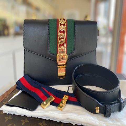 Gucci 古馳 Sylvie 塞爾維亞手提單肩包 黑色中號 配件：雙肩帶 防塵袋  購證 尺寸：26*16cm 。