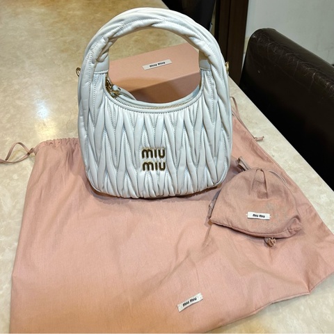 Miu Miu Wander Matelassé 納帕皮革半月形手袋 半月包