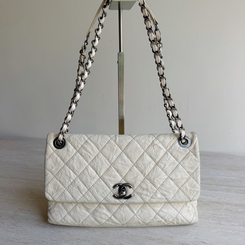Chanel • 經典白銀牛皮機場包
