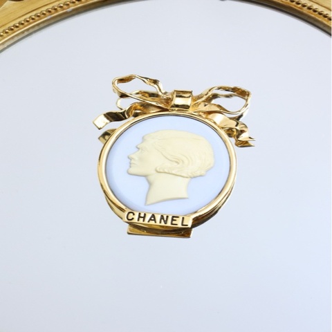 Chanel白色coco浮雕人像蝴蝶结胸针