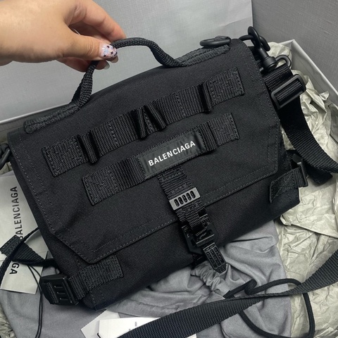 閒置新Balenciaga/巴黎世家 Army黑色尼龍郵差包