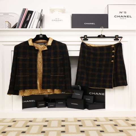 Chanel 96年黑棕格纹西阵织翻领琉璃扣四口袋外套半裙背心三件套套装