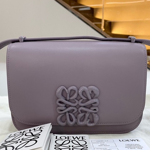 99新羅意威 Loewe 緞面牛皮藕粉色豆腐包 斜挎包 單肩包 尺寸 19*6*13.5cm 防塵袋