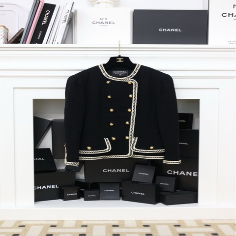 Chanel 91年秀款白色滚边黑金扣两口袋外套