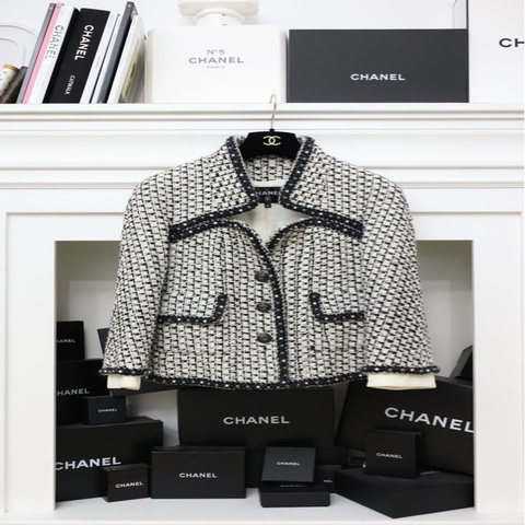 Chanel 16年巴黎在罗马黑白拼色珍珠滚边爱心领口双口袋外套