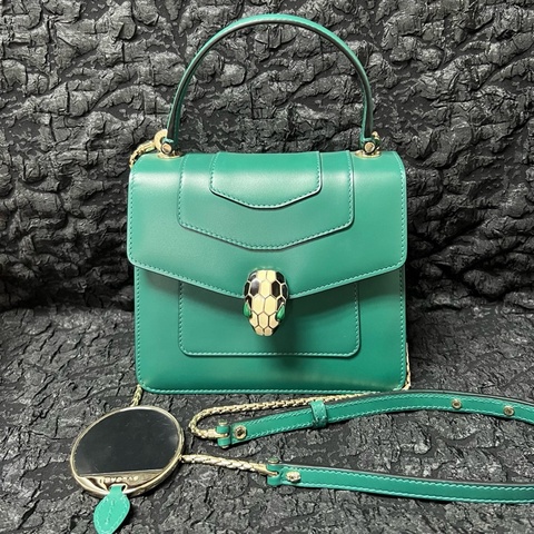 Bvlgari/寶格麗 Serpenti 綠色蛇頭風琴手提斜挎鏈條包小號 尺寸：20*4*14cm 。