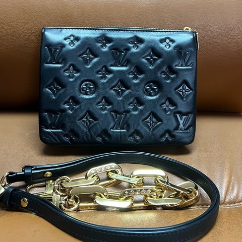 LV/路易威登 Coussin BB浮雕印花斜挎包 黑色壓紋小羊皮WOC鏈條包 芯片款 尺寸21*8