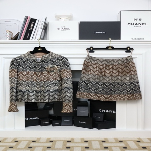 Chanel 05年秀款银镂空木扣波浪纹粗花呢外套半裙套装