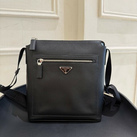 prada 普拉達 全皮郵差包。