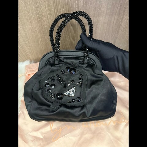 Prada普拉達愛心+串珠手柄蛙口包緞面手提包釘珠包黑色緞面手腕包