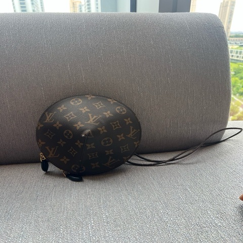 lv老花飛碟包單肩手拿包98新 。