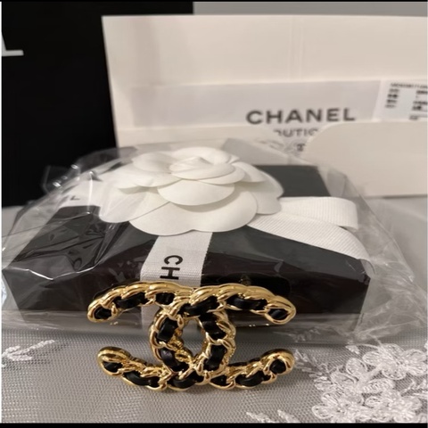 CHANEL 香奈兒《全新》經典雙C皮穿鍊胸針｜黑金配色｜全新全配｜超美氣質款