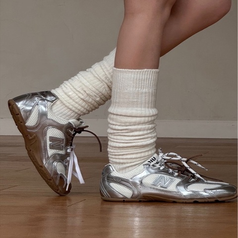 【秀場爆款系列🔥銀調Miu聯名NB👟潮人甜酷混搭感✨】miumiu x New Balance 聯名運動鞋 銀白色