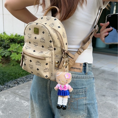 【職場萌新的寶藏好物😚通勤必備👩‍💼🏃🏻‍♀️‍➡️全網最低價✨】MCMMCM米色滿LOGO鉚釘雙肩包