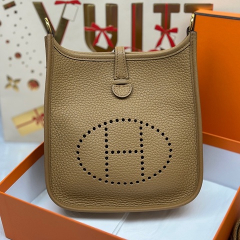 HERMES愛馬仕 Evelyne 伊芙琳mini迷你16 金扣 Clemence小公牛皮  Biscuit餅乾色 DD  尺寸：16×18×5 。