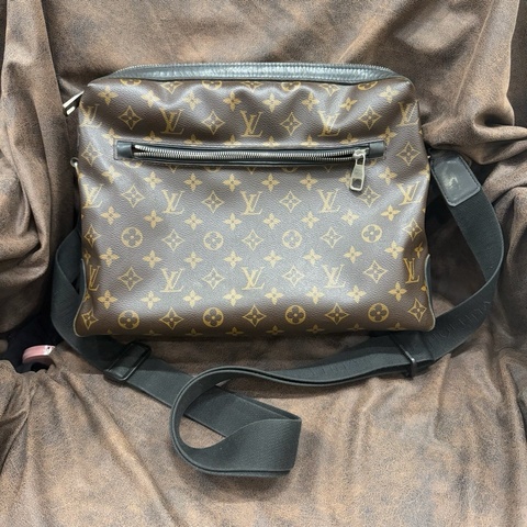 Louis Vuitton 路易威登 男款斜挎包 尺寸35