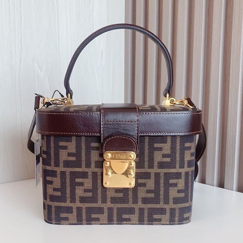 Fendi/芬迪 老花 中号 硬盒 附肩带 19.5*11*14.5