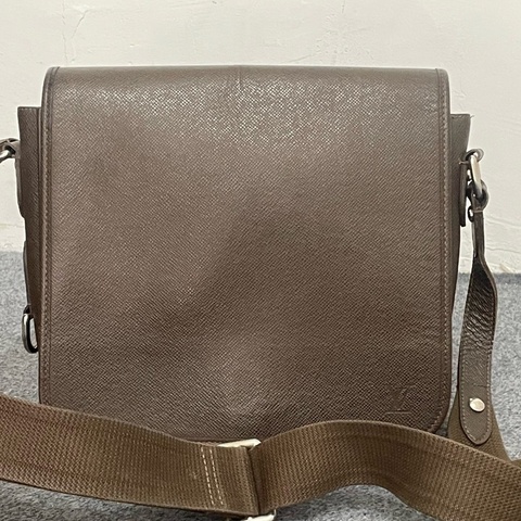Louis Vuitton 路易威登 棕色Taiga牛皮郵差包 尺寸26x20x7