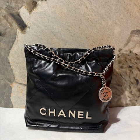 Chanel黑銀牛皮22 MINI
