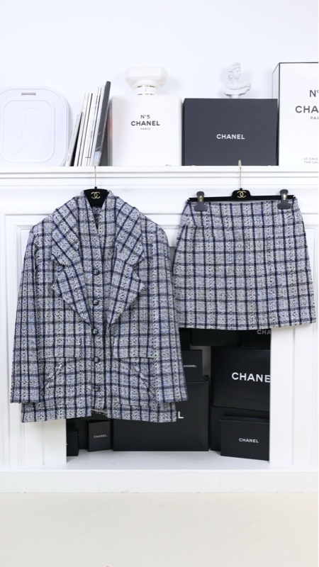 Chanel 19年邮轮系列秀款珍珠纽扣假两件外套半裙套装