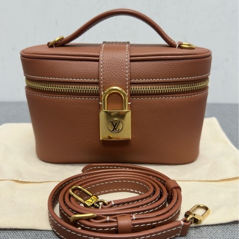 Louis Vuitton 路易威登新款盒子  附件 有肩帶.塵袋底長19。