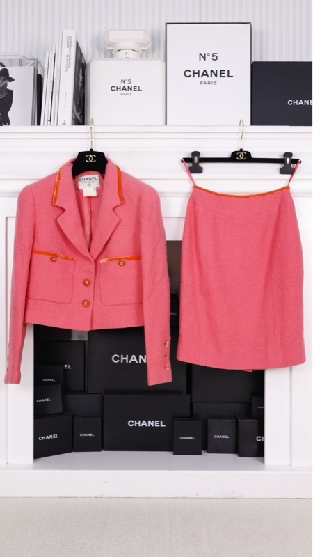 Chanel 96年桃粉色丝绒滚边两口袋上衣半裙套装