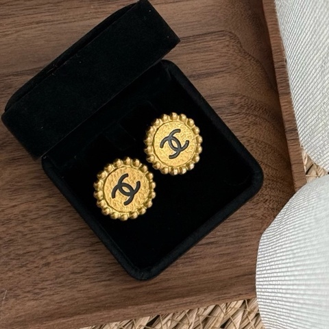 香奈兒chanel中古耳夾98新 黑金金幣太陽花圓盤耳夾