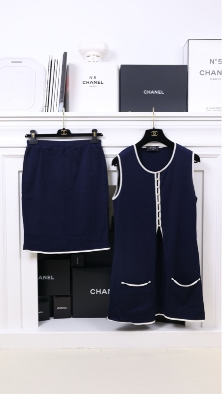 Chanel 蓝色针织白色滚边背心半裙套装